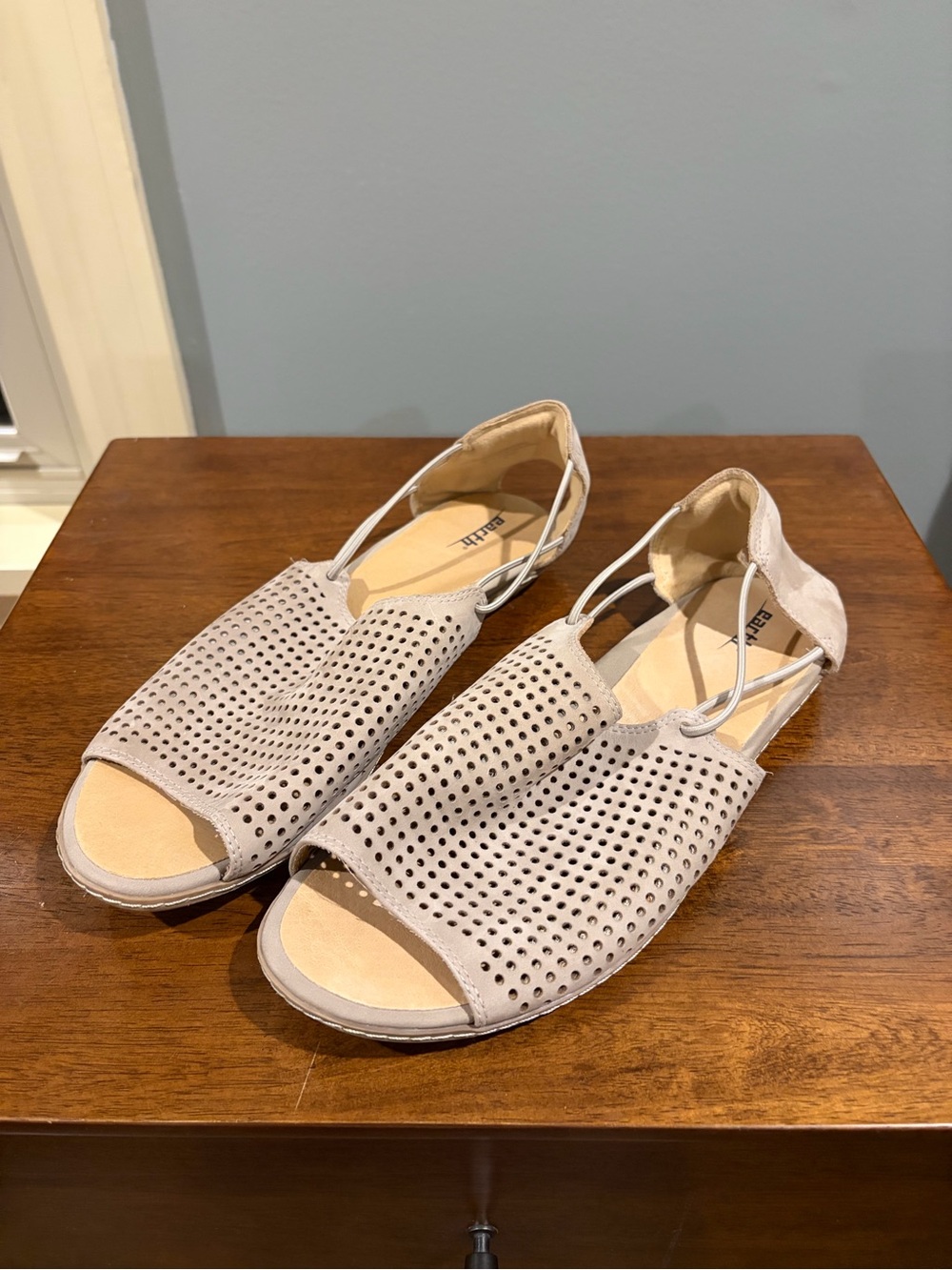 Earth cream sandals